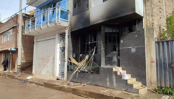 Manifestantes vandalizaron la vivienda del gobernador Leoncio Huayllani Taype.