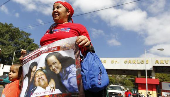CONFÍAN. Los seguidores de Chávez aguardan que el presidente vuelva a aparecer públicamente. (Reuters)