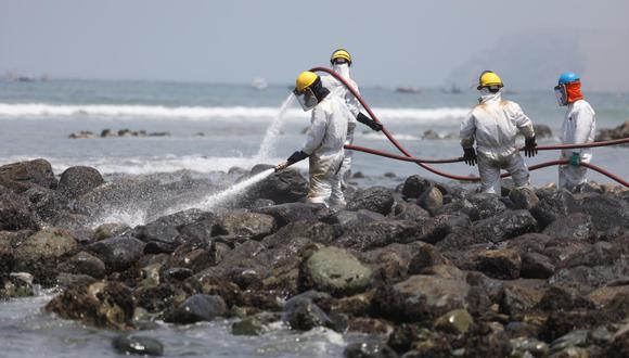 Limpiando a mano el desastre: trabajos en playa pocitos de Ancón (Julio Reaño / @photo.gec)