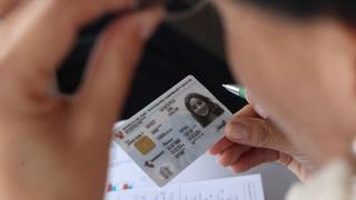 Ejecutivo anuncia que DNI de los peruanos funcionará como tarjeta de débito virtual 