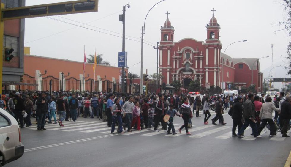 Cientos de fieles acuden hoy al convento de Santa Rosa de Lima. (César Takeuchi)