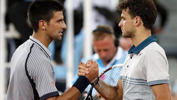 Novak Djokovic y Gregor Dimitrov se saludan al final del juego. (AP)