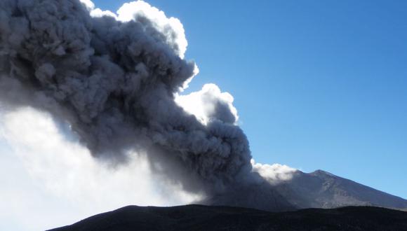 Un volcán es una estructura geológica por la que emerge el magma que se divide en lava y gases provenientes del interior de la Tierra. (Foto: AFP)