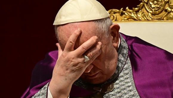 Los dolores de rodilla y los problemas en las piernas han obligado al Papa a utilizar a veces una silla de ruedas. (Foto de Vincenzo PINTO / AFP)