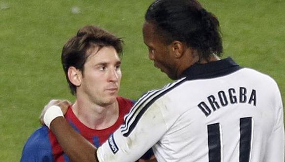 ALEGRÍA Y DOLOR. Drogba consuela a Messi tras la eliminación del 'Barza’. (Reuters)