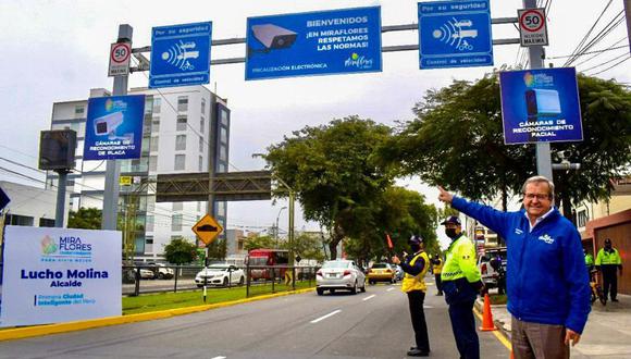 En la cuadra 29 de la avenida Benavides, el alcalde Luis Molina presentó el primer pórtico, de un total de 19, que serán instalados en los accesos a Miraflores, en los límites con Surquillo, Surco, Barranco y Miraflores.