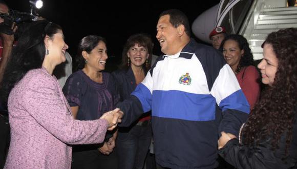 PERFIL BAJO. Chávez regresó en la madrugada de ayer a Caracas y no dio detalles de su estado de salud. (Reuters)