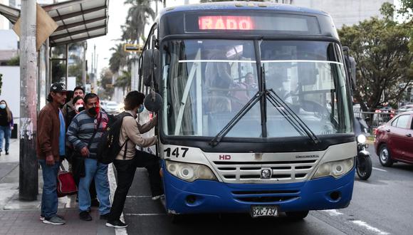 Choferes del Corredor Azul paralizan y se reportan poca circulación de buses. (Foto: Lenin Tadeo/El Comercio)