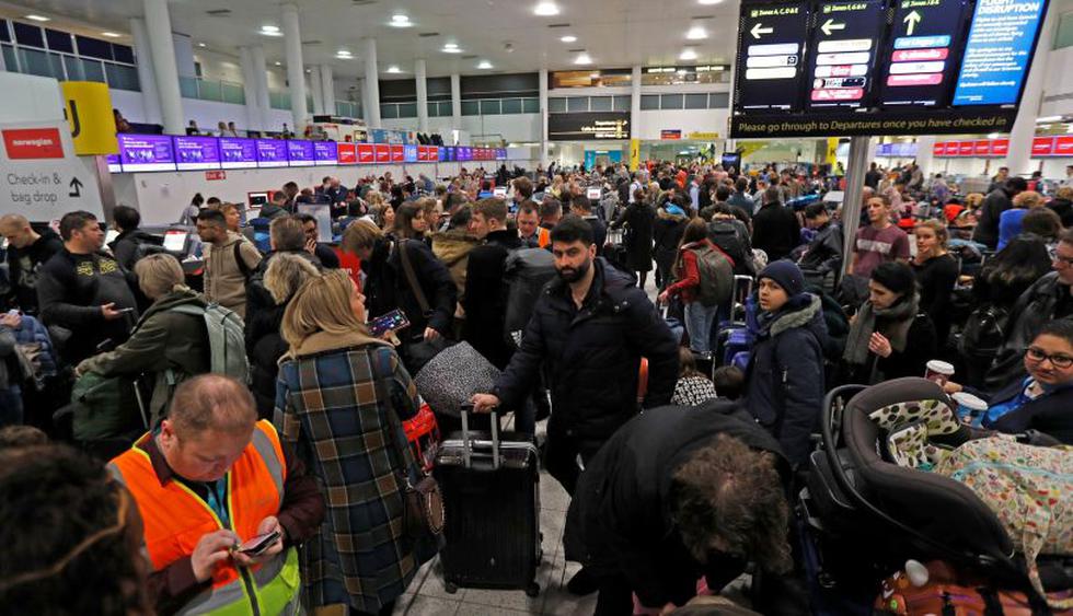 Miles de pasajeros varados en el aeropuerto de Gatwick en Londres. (Foto: Reuters).