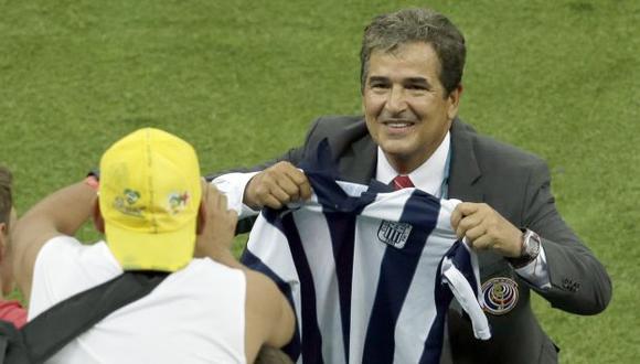 Jorge Luis Pinto celebró con camiseta de Alianza Lima. (AP)