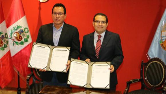 El convenio fue firmado por el presidente ejecutivo de Devida, Alberto Otárola, y el presidente regional del Callao, Félix Moreno. (Devida)