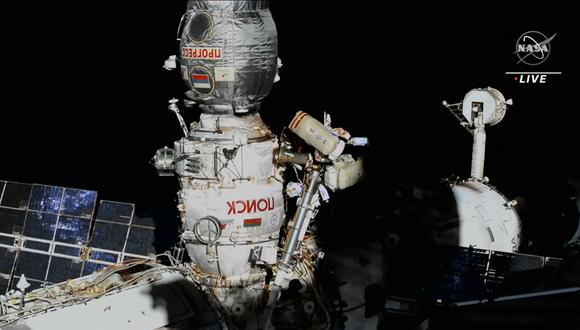 El comandante de la Expedición 67, Oleg Artemyev de Roscosmos, y la ingeniera de vuelo Samantha Cristoforetti de la ESA, trabajan fuera de la Estación Espacial Internacional el 21 de julio de 2022. (Foto: Jose ROMERO / NASA TV / AFP)