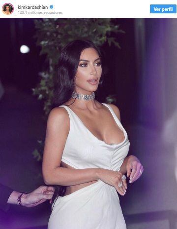 En Instagram, Kim Kardashian compartió una instantánea del atuendo que lució en una pasarela, pero se arrepintió y la eliminó a las pocas horas. (Instagram)