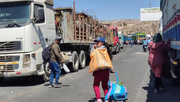EN RIESGO. Toneladas de productos están en peligro de descomponerse si no se reabre la vía que conduce a la ciudad de Arequipa. (Foto: GEC)