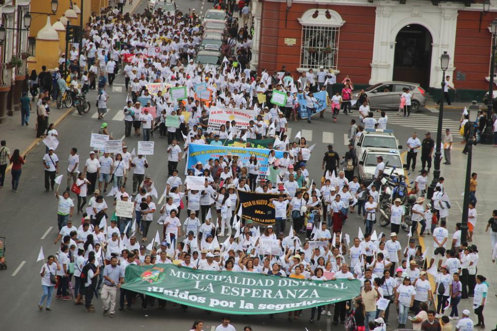 'Marcha por la Paz' congregó a miles de trujillanos. (ALAN BENITES)