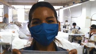 Costureras elaboran 10,000 mascarillas con tela hecha de botellas de plástico 
