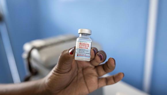 Una enfermera sostiene un frasco de la vacuna Moderna Covid-19 en el Dispensario Oltepesi en Kajiado, Kenia, el 9 de septiembre de 2021. (Foto de Patrick Meinhardt / AFP)