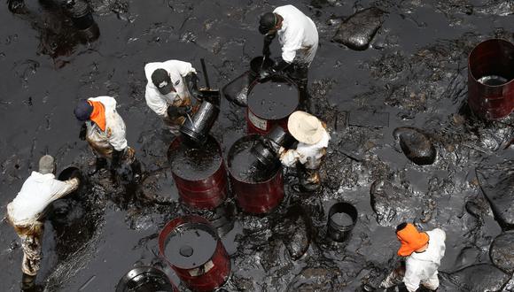 El derrame de petróleo continúa expandiéndose en el litoral peruano. (Alessandro Currarino / @photo.gec)