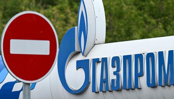 Esta fotografía tomada el 1 de septiembre de 2022 muestra un logotipo del gigante energético ruso Gazprom en una gasolinera en Moscú. (Foto de Kirill KUDRYAVTSEV / AFP)