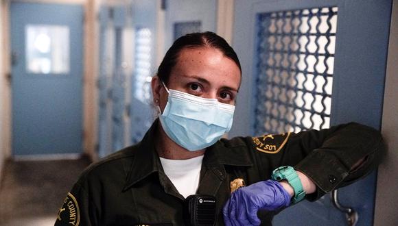 Sonia Muñoz, una asistente de custodia, en la sala del hospital de la cárcel de Twin Towers en Los Ángeles. (Foto: AP/Chris Carlson)