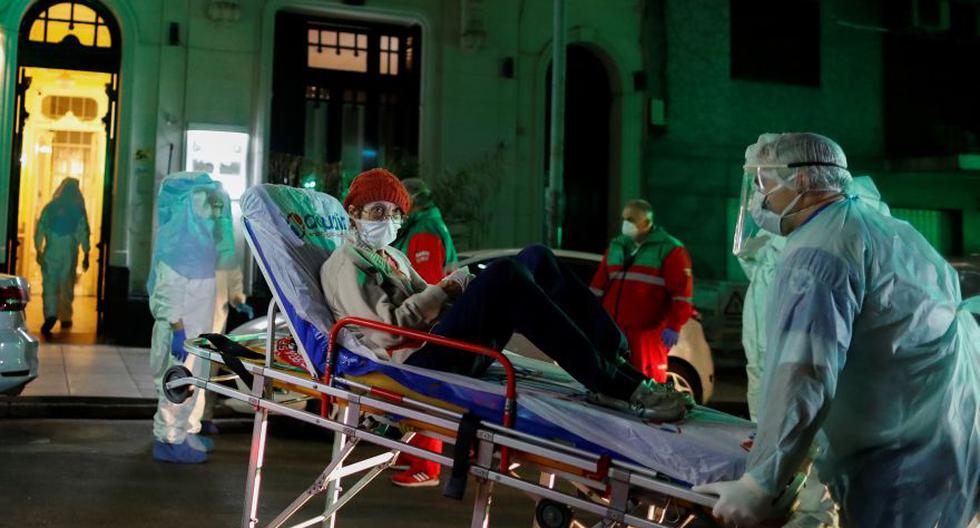 Imagen referencial. Un trabajador de la salud transporta a una mujer en camilla a una ambulancia en Buenos Aires. (REUTERS/Agustin Marcarian).