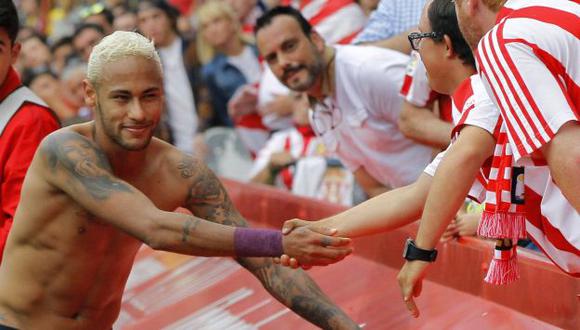 Neymar y su noble gesto que mereció el aplauso de los hinchas de Sporting Gijón. (EFE)