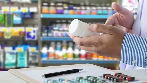 Sobre la problemática de los medicamentos genéricos, Hernán Malpartida indicó que el problema de fondo es que el desabastecimiento que existe en las farmacias del sector público obliga a los peruanos a acudir a farmacias privadas.