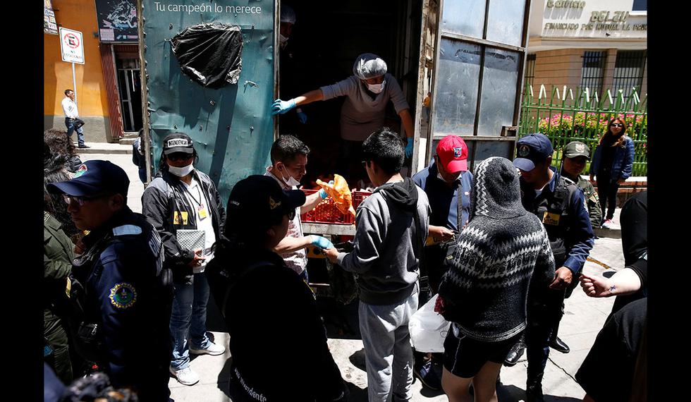 Las personas hacen cola para obtener pollos debido a la escasez de alimentos causada por bloqueos en los últimos días en La Paz, Bolivia. (Foto: Reuters)