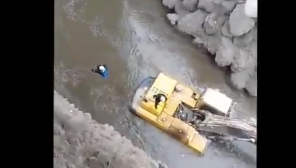 Unidad de Rescate de la Policía Nacional logró rescatar a un hombre que quedó varado en el interior del río Rímac. (Foto: PNP)