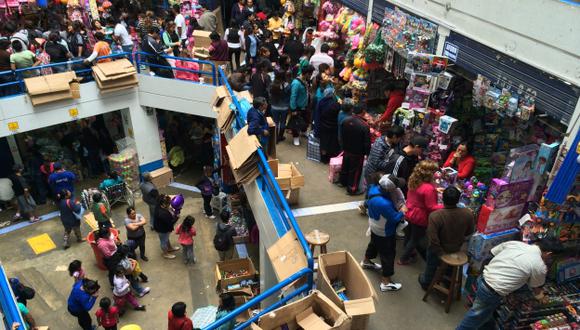 Pasadizos y salidas de emergencia de las tiendas están obstruidos con mercadería. (Luis Gonzales)