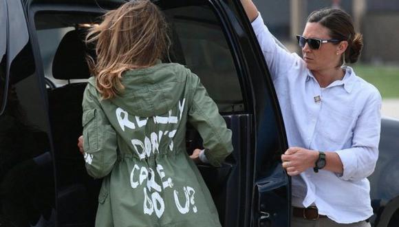 Melania abordó la polémica sobre la chaqueta, objeto de todo tipo de especulaciones y algunos medios la interpretaron como un guiño a la base de votantes de Trump. (Foto: EFE)