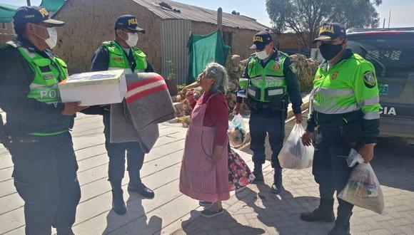 Arequipa: policías llevan víveres a adulta mayor que rescataron de un incendio (Foto: Arequipa es diferente)