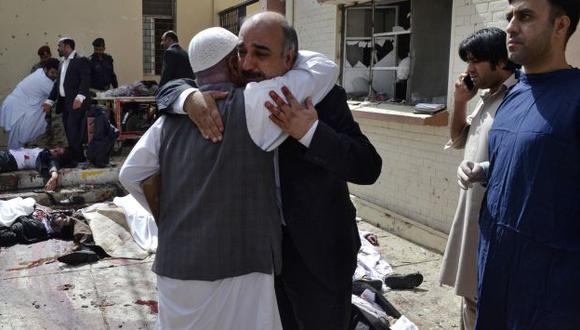 Las personas que estaban allí presentes intentaban consolar a las familiares de las víctimas, en Pakistán. (Reuters)