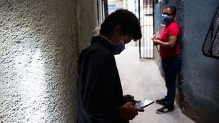 Buscar internet en la calle: La educación a distancia en Venezuela [FOTOS] 