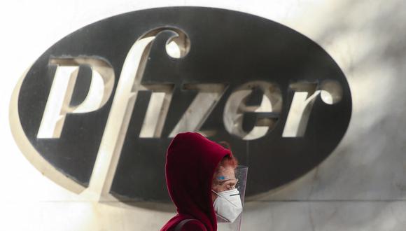 Una mujer usa una máscara facial mientras camina por la sede mundial de Pfizer en Nueva York el 9 de noviembre de 2020. (Foto: Kena Betancur / AFP)