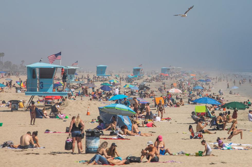 La gente disfruta de la playa en medio de la nueva pandemia de coronavirus en Huntington Beach, California, Estados Unidos. (Foto: AFP/Apu Gomes)