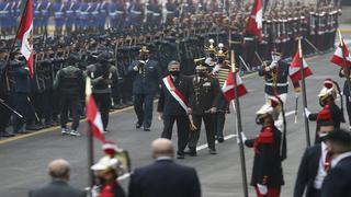 Bicentenario del Perú: Francisco Sagasti fue saludado con tradicionales camaretazos militares
