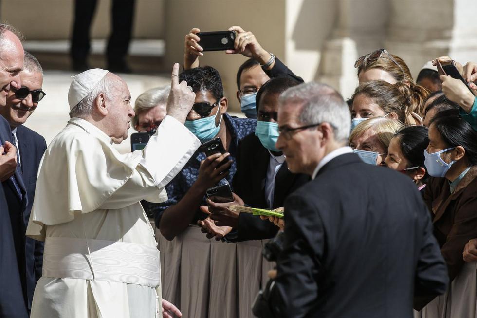 “Después de todos estos meses, retomamos nuestro encuentro cara a cara y no pantalla a pantalla”, se regocijó el papa argentino, de 83 años, gran adepto al contacto estrecho con los fieles. (EFE/EPA/FABIO FRUSTACI).