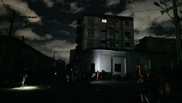 Los residentes se reúnen afuera en un vecindario en medio de un apagón eléctrico prolongado después del huracán Ian en La Habana el 30 de septiembre de 2022. (Foto de Adalberto ROQUE / AFP)