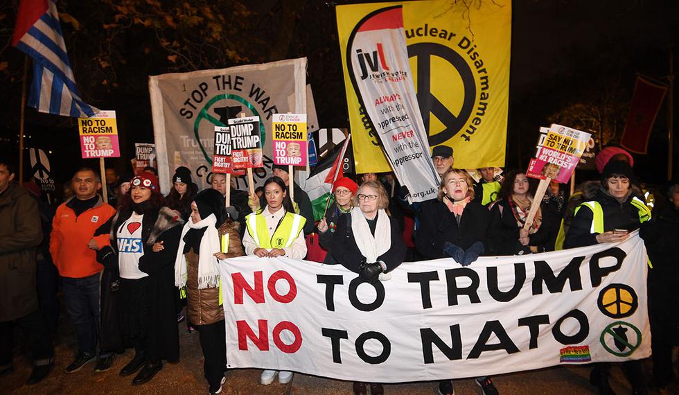 Manifestantes en contra de la visita del presidente estadounidense Donald Trump cerca del Palacio de Buckingham en el primer día de la Cumbre de la OTAN en Londres. (Foto: EFE)