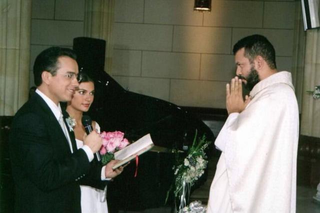 The protagonists of the Colombian telenovela in front of the priest swearing love.  (Photo: RCN)