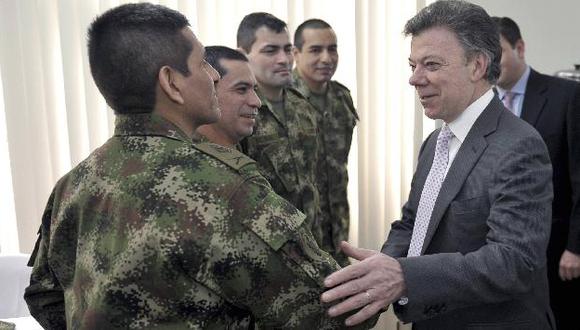 El presidente Santos visitó a los uniformados liberados ayer. (Reuters)