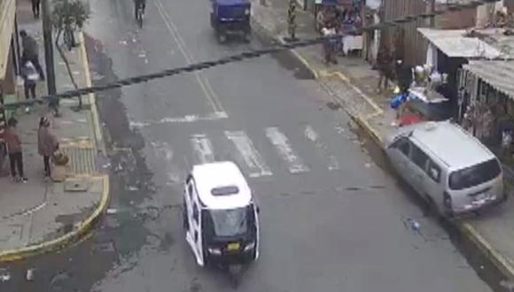 Mujer conducía su vehículo en sentido contrario y se subió la vereda. (Captura de video)