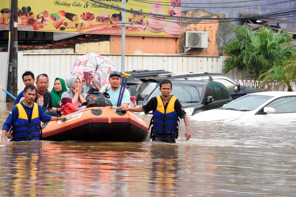 Nueve personas murieron en Yakarta en inundaciones provocadas por lluvias torrenciales durante la Nochevieja. (Reuters)