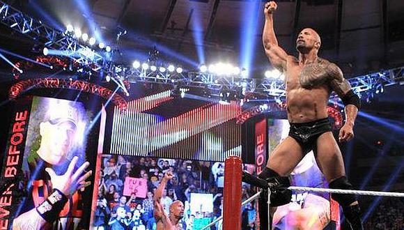 'La Roca' hizo pareja con John Cena en la pelea principal de la noche. (wwe.com)