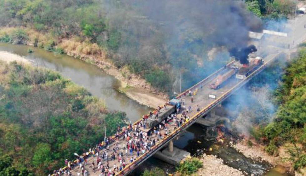 Venezuela: tres camiones con ayuda humanitaria se queman en frontera con Colombia. (Twitter)