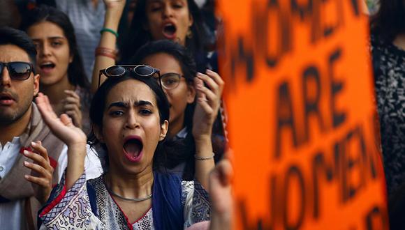 Mujeres marchan con pancartas durante el Día Internacional de la Mujer, celebrado en Karachi (Pakistán). (EFE)