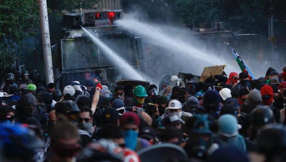 Manifestantes se enfrentan con Carabineros durante una nueva jornada de protestas en la Plaza Italia, rebautizada popularmente como "Plaza Dignidad", en Santiago. (Foto: EFE)