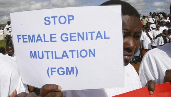 En esta foto de archivo del 21 de abril de 2007, una niña Masai sostiene un cartel de protesta durante la protesta contra la mutilación genital femenina (FGM) en Kilgoris, Kenia. (Foto: AP)