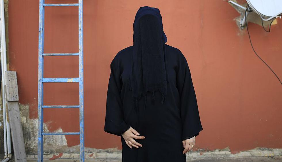 Una mujer libanesa posa con niqab para la cámara. (Hassan Ammar/AP)